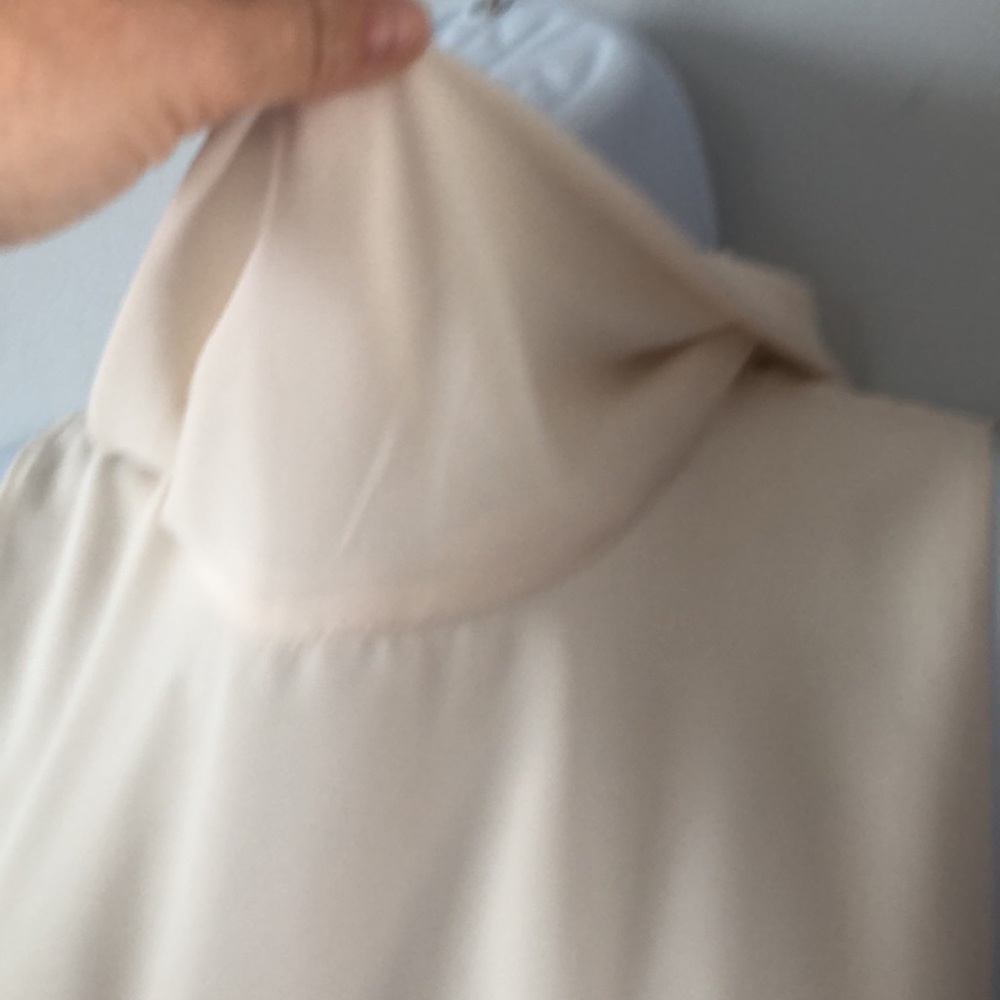 𝅺Monteau Cowl Neck Sleeveless Blouse Size M Flowy Neutral Cream Business Casual - Picture 4 of 11